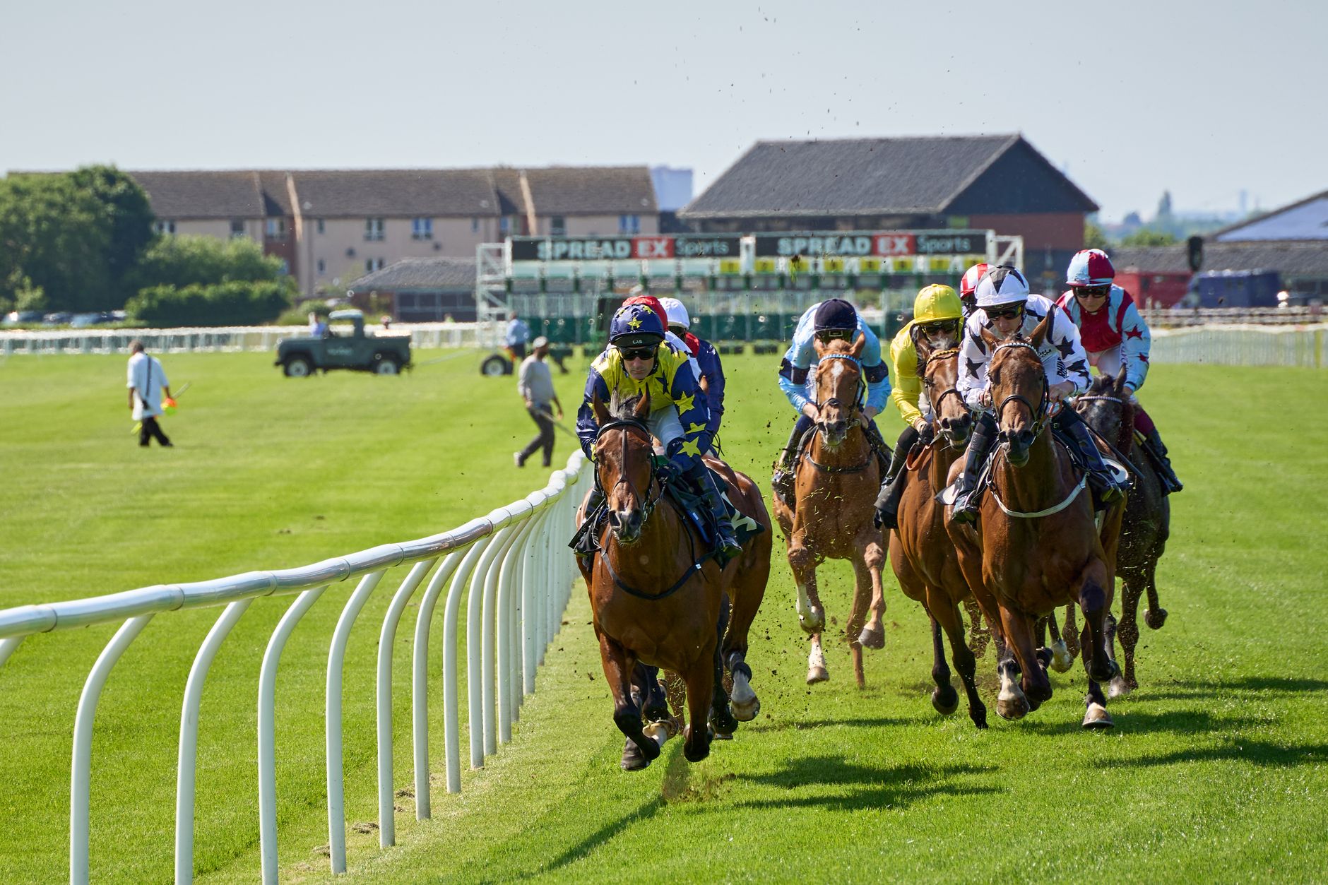 Which Betting Sites Cover Horse Racing? Comparing UK Racecards